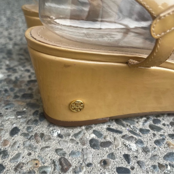 Tory Birch Abena Wedge Platform Sandals 8.5M Nude Patent Leather Gold Hardware - Picture 3 of 16